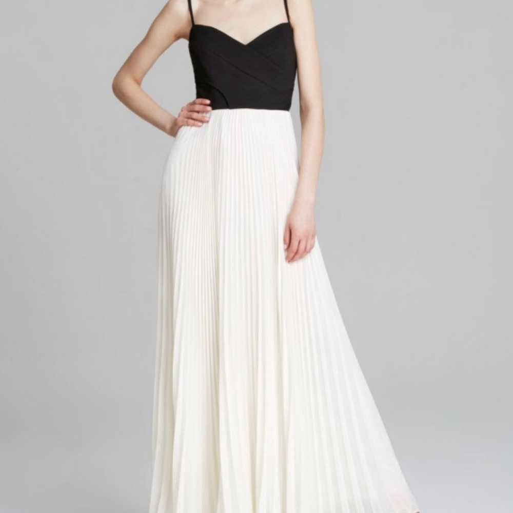Laundry by Shelli Segal Black & White Gown Size 8